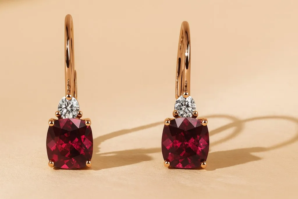 Goldene Ohrringe richtig reinigen